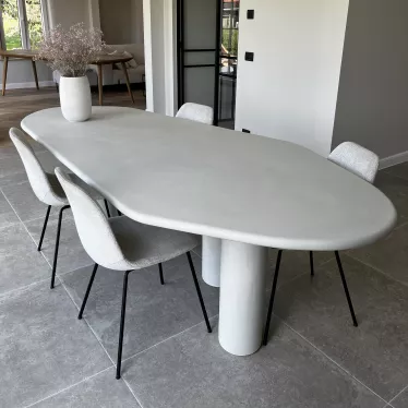 Organische Mortex tafel door Interieur De Meyer