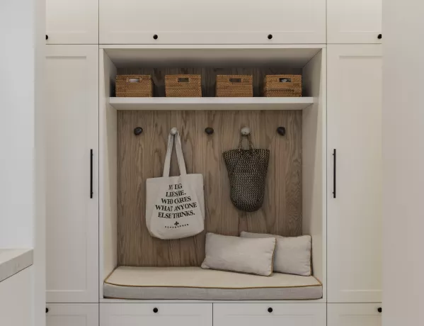 Met doorlopende led-lichtlijnen onder de schappen en boven de kasten creëren we een subtiele, warme gloed die extra sfeer en ruimtelijke diepte brengt – zelfs in de meest functionele ruimtes van een woning. Slimme opbergmodules, uitneembare manden en een ergonomische werkzone maken van de waskamer een plek die niet alleen praktisch klopt, maar ook rust en gebruikscomfort toevoegt aan het dagelijkse ritme. Bij De Meyer Interieur geloven we dat maatwerk draait om harmonie tussen vorm, functie en beleving – in